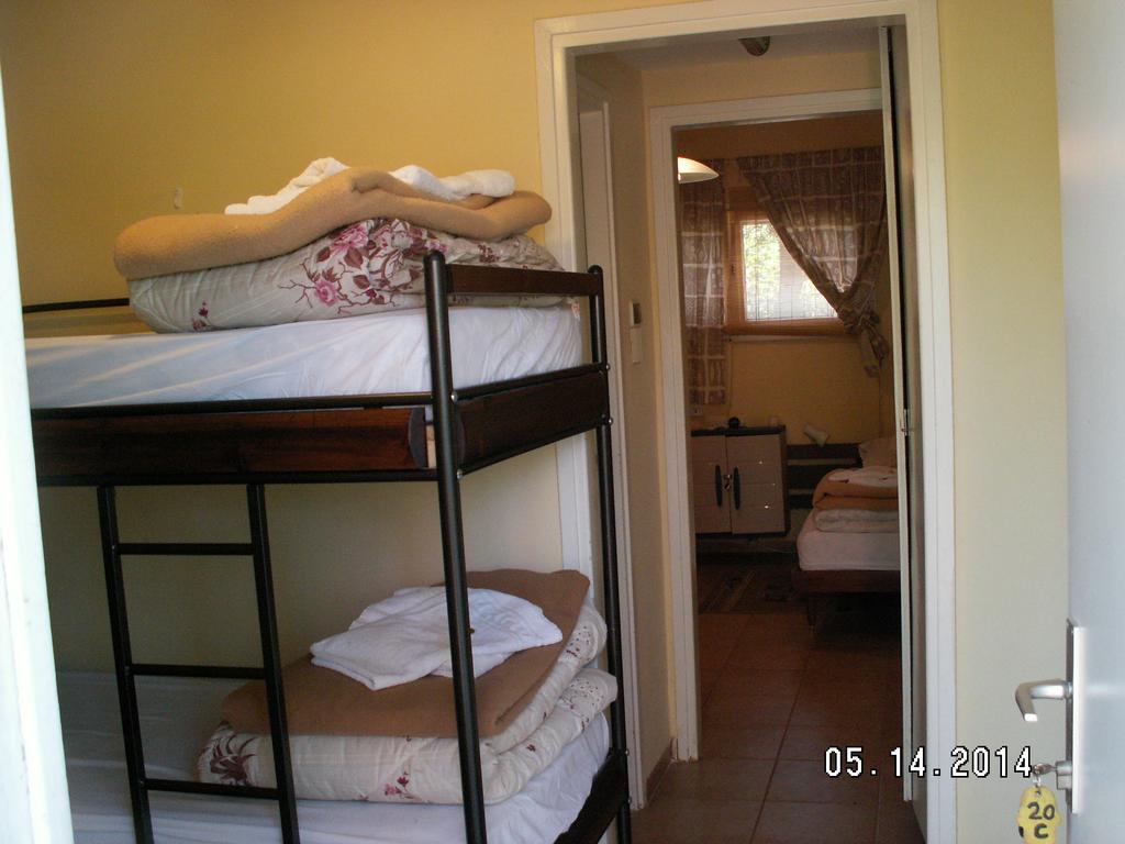 Safed Inn Room photo